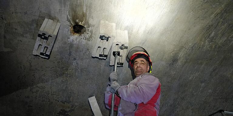 Ranger Joachim Walter beim Anbringen der Fledermaus-Lochsteine. Ranger Joachim Walter beim Anbringen der Fledermaus-Lochsteine.