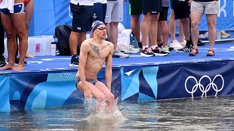 Paris 2024 - Schwimmen       -  Sprung in den Fluss: Florian Wellbrock trainiert in der Seine.