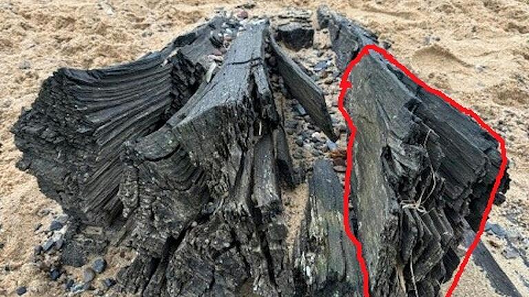 Das Foto zeigt die Reste einer ausgebaggerten Ranne aus der Kiesgrube bei Gädheim. Das rot umrandete Segment des durch Trocknung aufgerissenen Eichenstammes wurde bei einer dendroarchäologische Untersuchung verprobt. Das Foto zeigt die Reste einer ausgebaggerten Ranne aus der Kiesgrube bei Gädheim. Das rot umrandete Segment des durch Trocknung aufgerissenen Eichenstammes wurde bei einer dendroarchäologische Untersuchung verprobt.