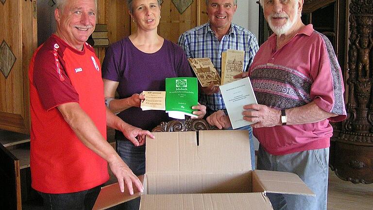 Ein eingespieltes Team beim Umzug des Stadtarchivs Ochsenfurt sind (von links) Ulli Schmidt, Susanne Lang, Bernhard Kittel und Peter Wesselowsky, die hier gerade Bücher aus dem Karton holen, um sie im historischen Apothekenschrank zu verstauen. Ein eingespieltes Team beim Umzug des Stadtarchivs Ochsenfurt sind (von links) Ulli Schmidt, Susanne Lang, Bernhard Kittel und Peter Wesselowsky, die hier gerade Bücher aus dem Karton holen, um sie im historischen Apothekenschrank zu verstauen.