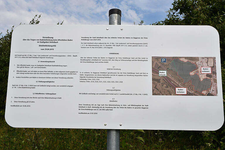 Die Stadt hat Schilder an den Zugängen zum Baggersee Dettelbach aufgestellt, die klar darauf hinweisen, dass beim Baden am See Badehose, Bikini oder Badeanzug Pflicht sind. Die Stadt hat Schilder an den Zugängen zum Baggersee Dettelbach aufgestellt, die klar darauf hinweisen, dass beim Baden am See Badehose, Bikini oder Badeanzug Pflicht sind.