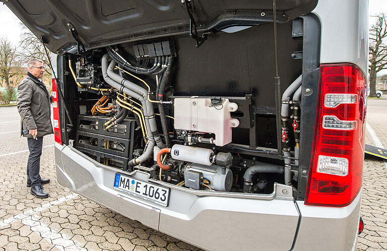 Die Technik sitzt im Dach, an der Antriebsachse und zwischen den Rückleuchten.