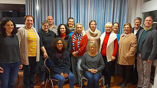 Die neuen Diakonie-Alltagsbegleiter (von links):  Projektleitung Michaela Gerlach und Helga Wild-Krämer, Andrea Weingart, Gunther Nöll, Tanja Stühler, Vera Ludwig, Galina Zarachovic, Christine Hartmann, Marianne Eisenhauer, Gabriele Rehm, Andrea S...       -  Die neuen Diakonie-Alltagsbegleiter (von links):  Projektleitung Michaela Gerlach und Helga Wild-Krämer, Andrea Weingart, Gunther Nöll, Tanja Stühler, Vera Ludwig, Galina Zarachovic, Christine Hartmann, Marianne Eisenhauer, Gabriele Rehm, Andrea Sondermann, Projektleiter und Geschäftsführer Michael Donath, Dekan Till Roth sowie (vorne, sitzend) Ingrid Volkert und  Eva Mann.