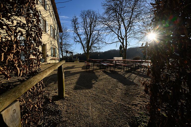 Das ehemalige Forsthaus am Klaushof ist bewirtschaftet. Es gibt einen Kiosk für den schnellen Snack und ein Restaurant mit fränkischer Küche und Wildspezialitäten. Das ehemalige Forsthaus am Klaushof ist bewirtschaftet. Es gibt einen Kiosk für den schnellen Snack und ein Restaurant mit fränkischer Küche und Wildspezialitäten.