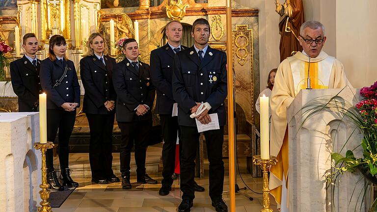 Pfarrer Stefan Mai bezeichnete die Feuerwehrleute als Brückenmenschen in schwierigen Zeiten. Pfarrer Stefan Mai bezeichnete die Feuerwehrleute als Brückenmenschen in schwierigen Zeiten.