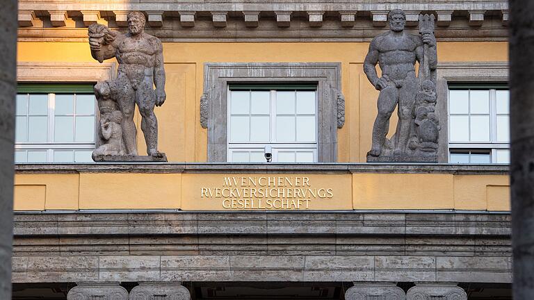 Munich Re       -  Die Munich Re meldet trotz schwacher Konjunktur starke Zahlen.