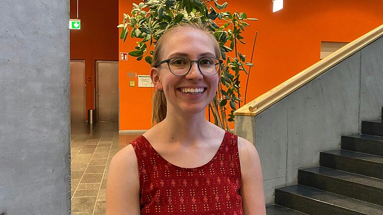 Kara Kitze kam mit 19 Jahren der Liebe wegen aus den USA nach Schweinfurt. Als Barista sagt sie: 'Wirklich eingebürgert bist du, wenn du ältere Deutsche zum Lachen bringen kannst.'