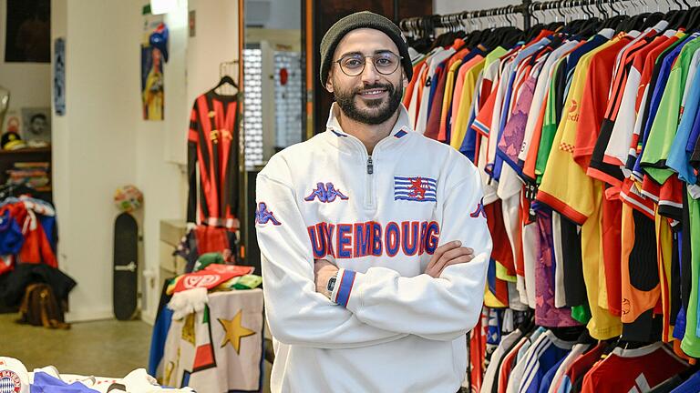Die Leidenschaft zum Beruf gemacht: Ghaith Mousa hat einen Shop für Retrotrikots eröffnet. Die Leidenschaft zum Beruf gemacht: Ghaith Mousa hat einen Shop für Retrotrikots eröffnet.