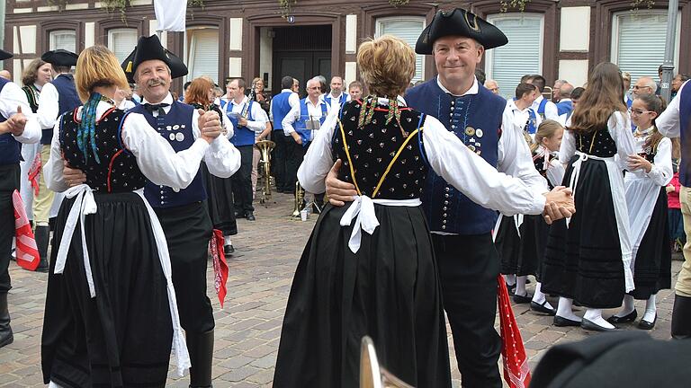 Die Glasf´lder aus dem Marktheidenfelder Stadtteil Glasofen haben beim Gautrachtenfest auf der Laurenzi-Messe ein Heimspiel. Die Glasf´lder aus dem Marktheidenfelder Stadtteil Glasofen haben beim Gautrachtenfest auf der Laurenzi-Messe ein Heimspiel.