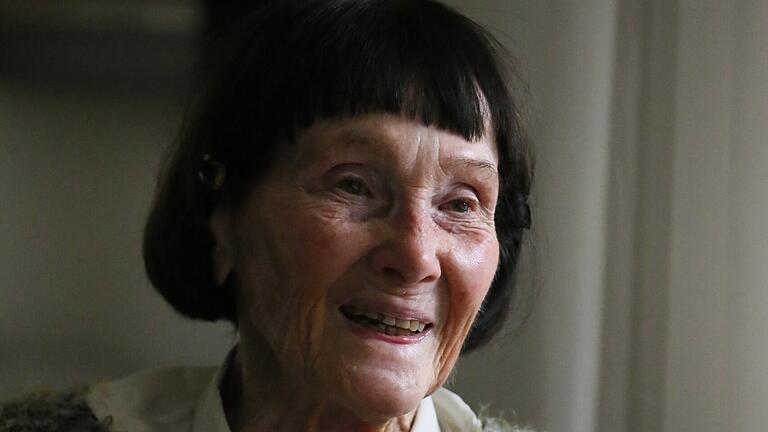 Hertha Gerlinger im Gespräch. Hertha Gerlinger im Gespräch.