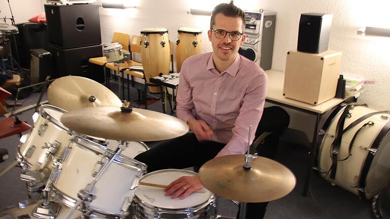 Benedikt Kaufmann, Bürgermeisterkandidat der Freien Wähler, ist Schlagzeuger. Das Bild wurde an einem seiner Lieblingsorte aufgenommen, in der Karlstadter Musikschule. Benedikt Kaufmann, Bürgermeisterkandidat der Freien Wähler, ist Schlagzeuger. Das Bild wurde an einem seiner Lieblingsorte aufgenommen, in der Karlstadter Musikschule.