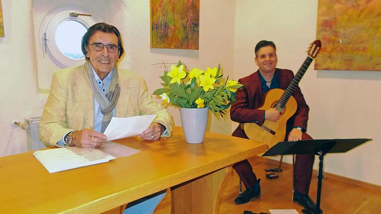 Der Schauspieler Ingo Klünder (links) bei der Lesung 'Frühlingserwachen' mit dem Gitarristen Oliver Thedieck.