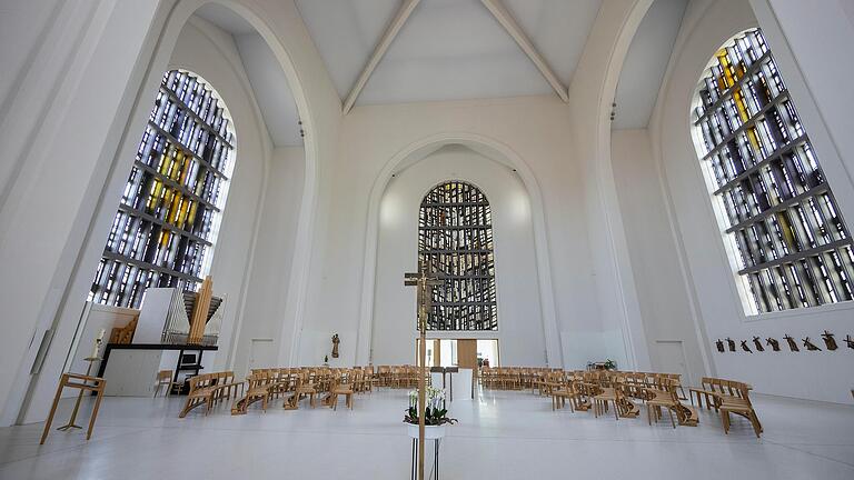 Zwischen 2018 und 2021 wurde die Kirche St. Anton in Schweinfurt zu einem kirchlich-sozialen Begegnungszentrum umgebaut. Dabei wurde der Kirchenraum verkleinert und neu gestaltet. Zwischen 2018 und 2021 wurde die Kirche St. Anton in Schweinfurt zu einem kirchlich-sozialen Begegnungszentrum umgebaut. Dabei wurde der Kirchenraum verkleinert und neu gestaltet.