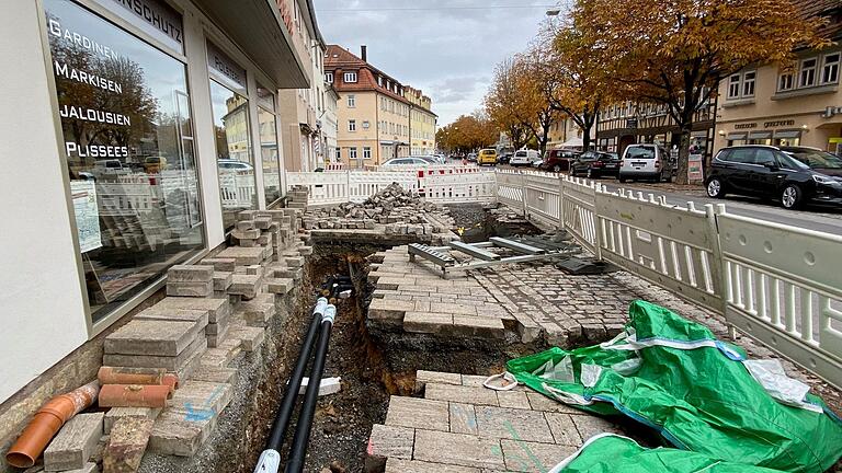 Das Nahwärmenetz in Ostheim wurde in den vergangenen Monaten erweitert. Nun sind die Arbeiten soweit abgeschlossen, dass die Marktstraße wieder durchgehend befahrbar ist. Das Nahwärmenetz in Ostheim wurde in den vergangenen Monaten erweitert. Nun sind die Arbeiten soweit abgeschlossen, dass die Marktstraße wieder durchgehend befahrbar ist.