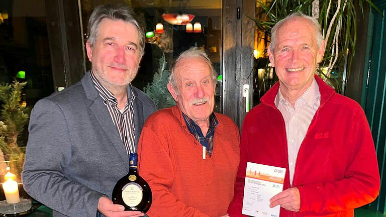 Auf dem Foto Ingo Göllner, Kreisvorsitzender; Dr. Kurt Vogel, Ehrenkreisvorsitzender; Roland Jobst, Sportabzeichenreferent.
