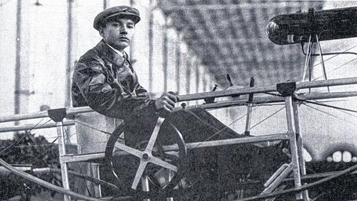 Selbstbewusster Blick: Der 19-jährige Würzburger Luftfahrtpionier Leo Lendner auf seinem Motorflugzeug 1910 in der Ludwigshalle, dem ehemaligen Bahnhof. Selbstbewusster Blick: Der 19-jährige Würzburger Luftfahrtpionier Leo Lendner auf seinem Motorflugzeug 1910 in der Ludwigshalle, dem ehemaligen Bahnhof.