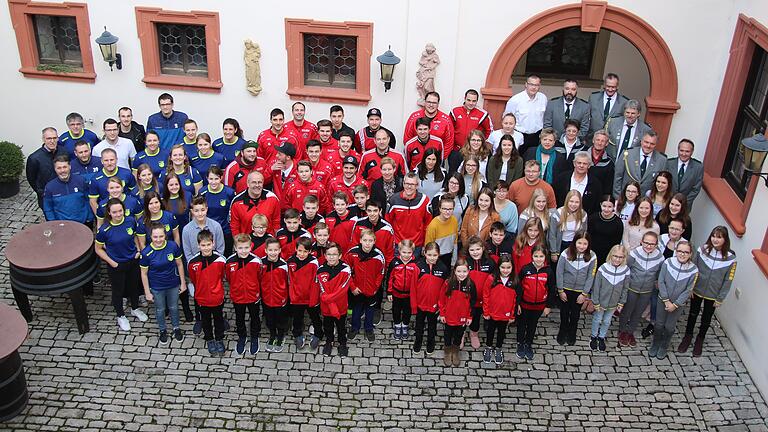 Am Sonntag wurden Volkachs erfolgreichste Sportler des vergangenen Jahres geehrt. Im Innenhof des Schelfenhauses präsentierten sich talentierte und routinierte Sportskanonen zusammen mit Bürgermeisterin Gerlinde Martin (Vierte Reihe, Fünfte von rechts) und Sportreferent Gerhard Schulzki (links).