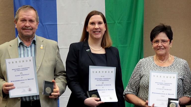 Für herausragendes ehrenamtliches Engagement wurden Gerd Gößwein, Barbara Schreck und Gudrun Geißler (von links) mit der Bürgermedaille in Bronze ausgezeichnet. Für herausragendes ehrenamtliches Engagement wurden Gerd Gößwein, Barbara Schreck und Gudrun Geißler (von links) mit der Bürgermedaille in Bronze ausgezeichnet.