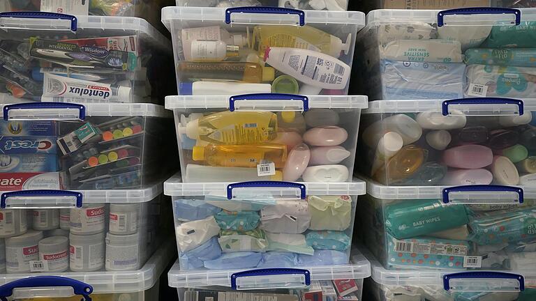Kisten mit gespendeten Hygieneartikeln stehen übereinandergestapelt, bevor sie an die ukrainische Grenze gebracht werden. Auch im Landkreis Kitzingen gibt es mehrere Stellen, die Hilfsgüter annehmen. Kisten mit gespendeten Hygieneartikeln stehen übereinandergestapelt, bevor sie an die ukrainische Grenze gebracht werden. Auch im Landkreis Kitzingen gibt es mehrere Stellen, die Hilfsgüter annehmen.