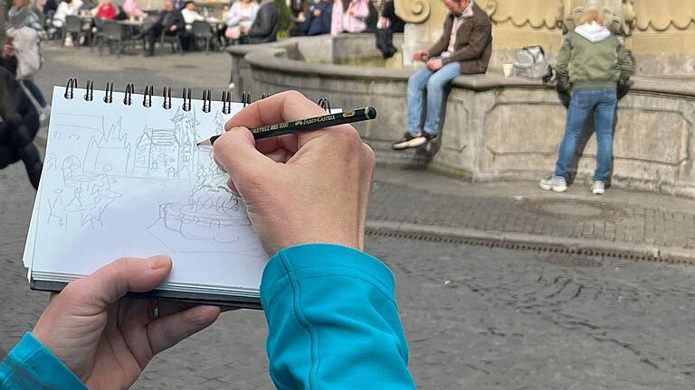 Illustratorin Brigitte Kuka beim Skizzieren des Vierröhrenbrunnens in Würzburg.