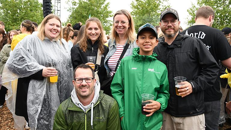 Aus Albertshofen kommen Theresa, Mattias, Rebecca, Caro, Alexander und John. Für Alexander ist es das erste Konzert, die Tickets gab es zum Geburtstag. Aus Albertshofen kommen Theresa, Mattias, Rebecca, Caro, Alexander und John. Für Alexander ist es das erste Konzert, die Tickets gab es zum Geburtstag.