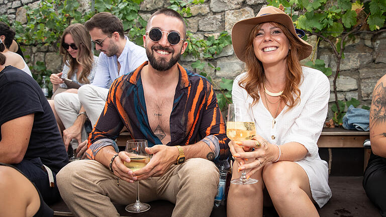 Weinfest am Stein       -  Zahlreiche Menschen besuchen am Sonntag (14.07.24) das Wein- und Musikfest „Wein am Stein“ in Würzburg.