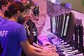 Gamescom       -  Messebesucher testen ein Computerspiel bei der Gamescom 2022. Bei der an diesem Mittwoch startenden Veranstaltung werden Hunderttausende Besucher erwartet.