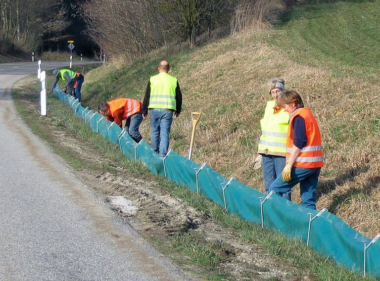 Helfer arbeiten am Krötenzaun. Helfer arbeiten am Krötenzaun.