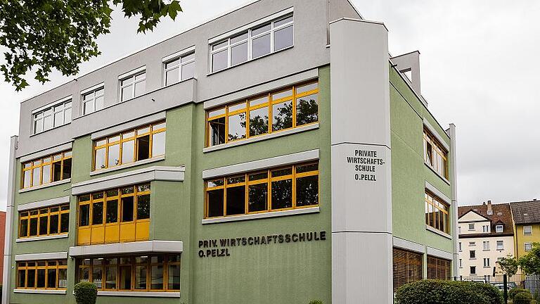 Auch die private Pelzl-Realschule ist nun staatlich anerkannt. Die private Wirtschaftsschule gibt es schon lange.Foto: Müller