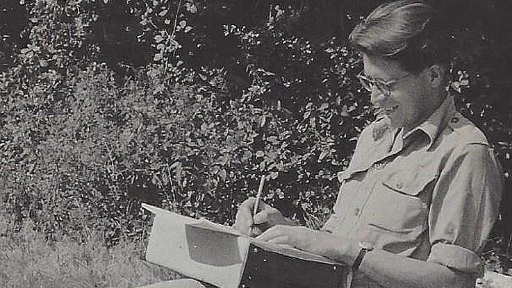 Stellvertretender Lagerleiter: Eines der wenigen Bilder aus seiner Gefangenschaft in England zeigt Wolfgang Schindler im Alter von 25 Jahren beim Schreiben. Stellvertretender Lagerleiter: Eines der wenigen Bilder aus seiner Gefangenschaft in England zeigt Wolfgang Schindler im Alter von 25 Jahren beim Schreiben.