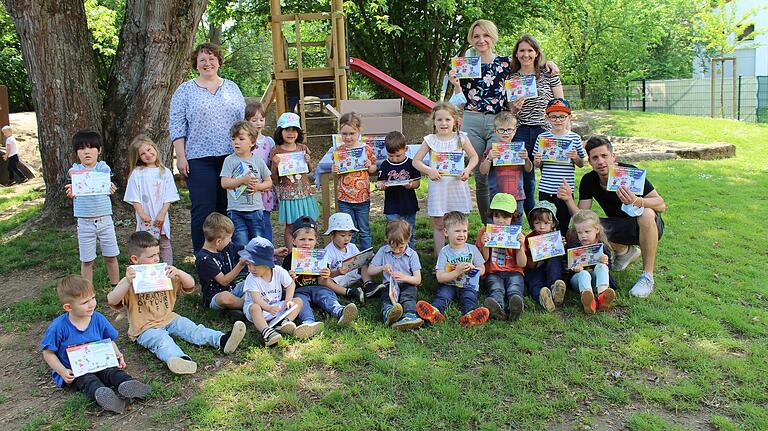 Auf dem Foto von links: Lynn Nothegger, die Vertreterin von Dundee Würzburg Twinning Association. Hinten rechts: Olga Hilgenberg und Carina Kohlmann, das Leitungsteam unseres Kindergartens. Vorne rechts, Herr Postler, unser Mitarbeiter, der die schottischen Impulse für die Kinder gestaltet hat. Auf dem Foto von links: Lynn Nothegger, die Vertreterin von Dundee Würzburg Twinning Association. Hinten rechts: Olga Hilgenberg und Carina Kohlmann, das Leitungsteam unseres Kindergartens. Vorne rechts, Herr Postler, unser Mitarbeiter, der die schottischen Impulse für die Kinder gestaltet hat.