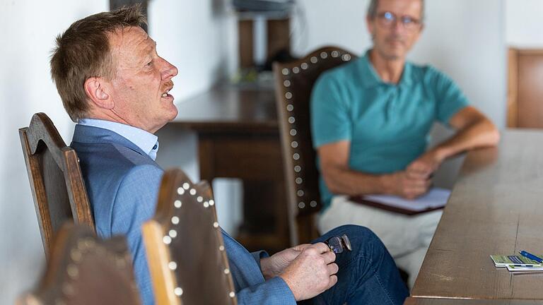 Bürgermeister Peter Juks (links) betonte, dass man Innenentwicklung und Baulandentwicklung nicht gegeneinander ausspielen dürfe. Bürgermeister Peter Juks (links) betonte, dass man Innenentwicklung und Baulandentwicklung nicht gegeneinander ausspielen dürfe.