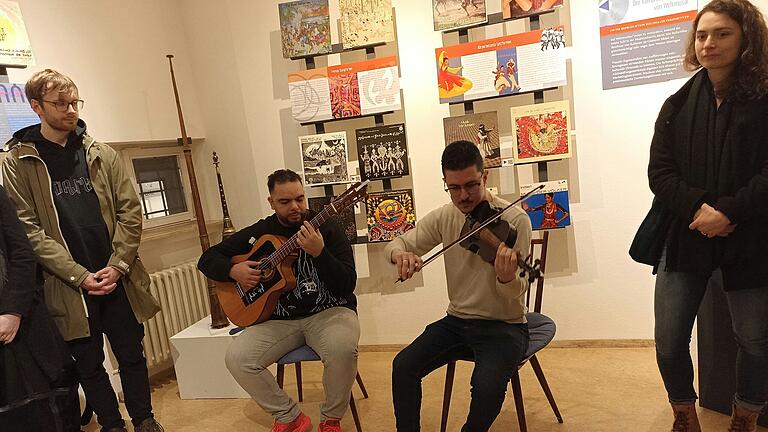 Die Musiker des Integrationsprojekts 'Rock the Nations' Abderahmane Belhabib und Houcine Benalioua bei der Vernissage im Weltladen.