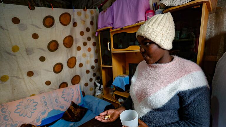 HIV in Kenia - Idah Musimbi aus Nairobi, die bei ihrer Geburt mit HIV infiziert wurde, nimmt ihre von PEPFAR (The US President's Emergency Plan for AIDS Relief) bereitgestellten HIV-Medikamente. Viele Experten befüchten, dass solche Programme gestrichen werden könnten. (Archivbild) HIV in Kenia - Idah Musimbi aus Nairobi, die bei ihrer Geburt mit HIV infiziert wurde, nimmt ihre von PEPFAR (The US President's Emergency Plan for AIDS Relief) bereitgestellten HIV-Medikamente. Viele Experten befüchten, dass solche Programme gestrichen werden könnten. (Archivbild)