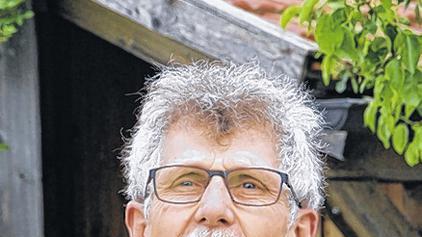 Als Biobauer der ersten Stunde führt Manfred Schmitt gern über seinen Hof. Im Rahmen des Bioregio 2020-Programms wird er künftig öfter Besuch haben von Landwirtschaftslehrlingen und umstellungswilligen Kollegen. Als Biobauer der ersten Stunde führt Manfred Schmitt gern über seinen Hof. Im Rahmen des Bioregio 2020-Programms wird er künftig öfter Besuch haben von Landwirtschaftslehrlingen und umstellungswilligen Kollegen.