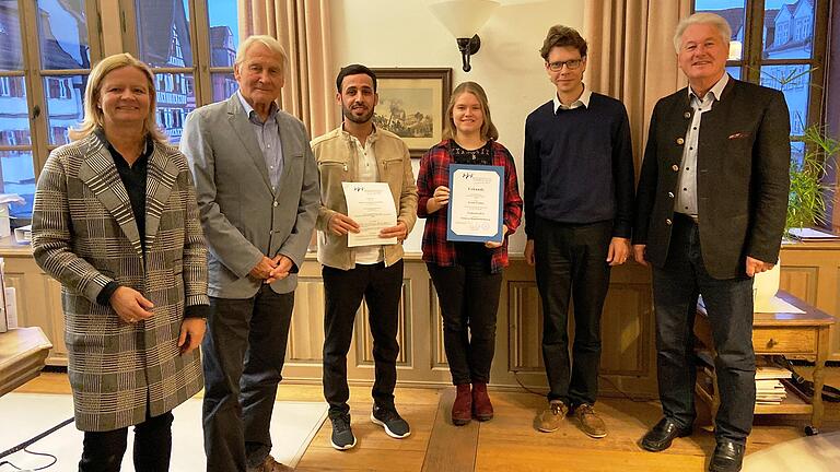 Bei der Übergabe des Förderpreises der Bürgerstiftung (von links): Bürgermeisterin Anette Schmidt, Hans-Jürgen Reusch, Hashmatullah Mahmoodi, Annika Größlein, Felix Krüger und Oskar Fuchs.