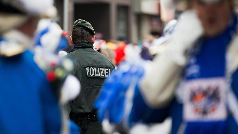 Früher waren wohl betrunkene Narren die größte Herausforderung für die Polizei an Fasching. Dieses Jahr sind es die Corona-Regeln.