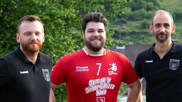 Partensteins Trainer Otto Fetser (links) und sein Assistent Daniel Schreier (rechts) mit ihrem Neuzugang Max Lang Partensteins Trainer Otto Fetser (links) und sein Assistent Daniel Schreier (rechts) mit ihrem Neuzugang Max Lang