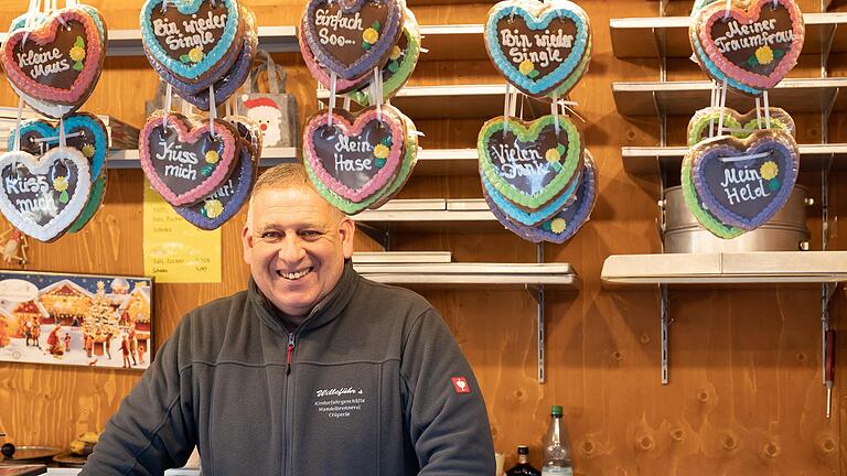 Ramon Willeführ hat mehr als ein Herz für den Schweinfurter Weihnachtsmarkt. Seit 1983 kommt die Familie nach Schweinfurt und verkauft dort nicht nur Süßes, sondern sorgt auch dafür, dass das Karussell sich dreht. Ramon Willeführ hat mehr als ein Herz für den Schweinfurter Weihnachtsmarkt. Seit 1983 kommt die Familie nach Schweinfurt und verkauft dort nicht nur Süßes, sondern sorgt auch dafür, dass das Karussell sich dreht.