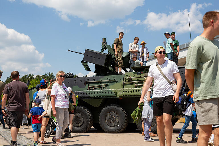 In viele Fahrzeuge der Bundeswehr konnten die Besucherinnen und Besucher auch einsteigen. In viele Fahrzeuge der Bundeswehr konnten die Besucherinnen und Besucher auch einsteigen. 