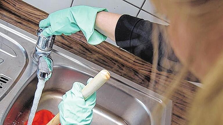 Es geht oft auch ohne Chemie: Ein Pömpel pumpt Verstopfungen aus den Leitungen.