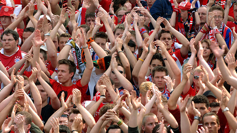 FC Bayern München - singende Fans - Im Münchner Olympiastadion bejubeln die Anhänger des FC Bayern München ihr Team. FC Bayern München - singende Fans - Im Münchner Olympiastadion bejubeln die Anhänger des FC Bayern München ihr Team.