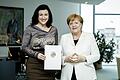 Dorothee Bär (links) am 14. März 2018 im Bundeskanzleramt in Berlin, nachdem sie Angela Merkel zur Staatsministerin und Beauftragten für Digitalisierung ernannt hat.