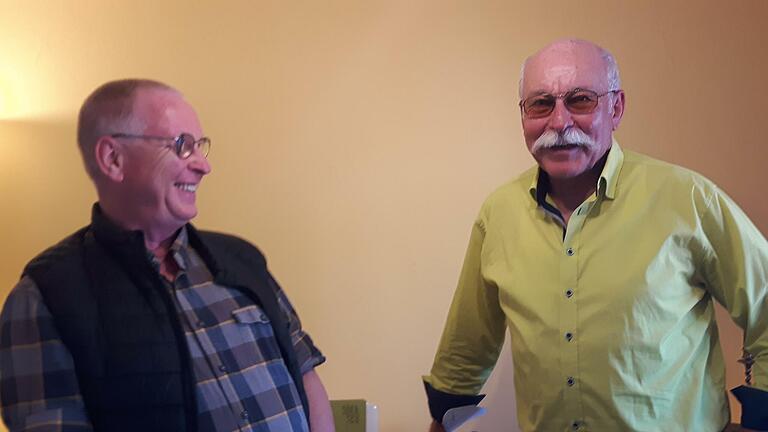Chorleiter Kammersänger Guy Ramon (links) und der Vorsitzende des Gesangvereins Garitz Manfred Simon (rechts) freuen sich auf den Neustart beim Chorsingen.       -  Chorleiter Kammersänger Guy Ramon (links) und der Vorsitzende des Gesangvereins Garitz Manfred Simon (rechts) freuen sich auf den Neustart beim Chorsingen.