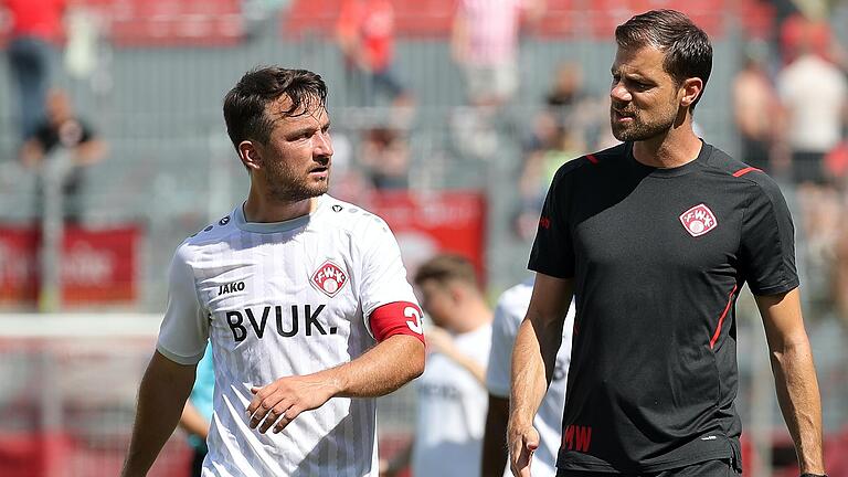 'Die Binde steht ihm gut', sagt Trainer Marco Wildersinn (rechts) über Peter Kurzweg. Offiziell ist die Entscheidung, wer Kapitän bei den Würzburger Kickers wird aber noch nicht gefallen. 'Die Binde steht ihm gut', sagt Trainer Marco Wildersinn (rechts) über Peter Kurzweg. Offiziell ist die Entscheidung, wer Kapitän bei den Würzburger Kickers wird aber noch nicht gefallen.