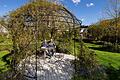 Sarah und Klaus Scheder in ihrem Gartenparadies in Lülsfeld. Zum Verweilen lädt das Pavillon ein. Wichtig sind ihnen aber vor allem eine naturnahe Bepflanzung mit heimischen Pflanzen.