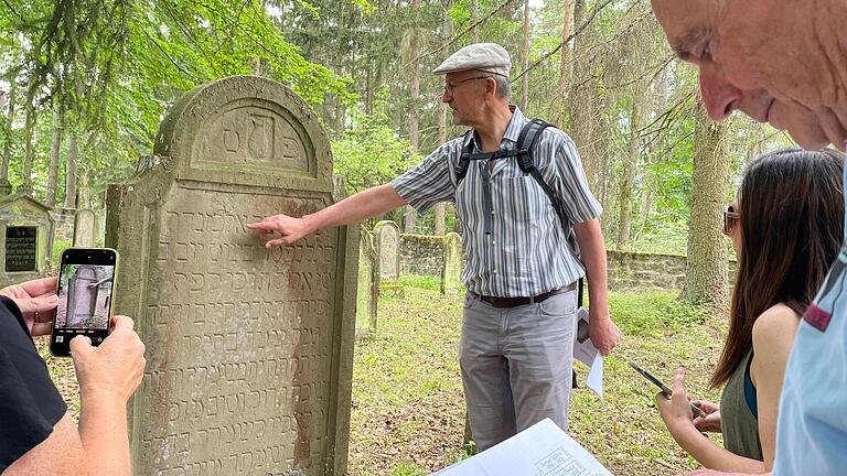 Matthias Poppe (in der Mitte) und Oded Zingher (rechts) zeigten den Australierinnen Lauren Levin (links) und Janine Schloss (rechts) die Gräber ihrer Ahnen. Matthias Poppe (in der Mitte) und Oded Zingher (rechts) zeigten den Australierinnen Lauren Levin (links) und Janine Schloss (rechts) die Gräber ihrer Ahnen.