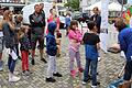 Schlange stehen am Glücksrad der Abfallberatung des Landratsamts Schweinfurt: Viele junge Familien nutzten beim 'Tag der tollen Tonne' in Gerolzhofen das Informationsangebot rund um die Themen Müllverwertung und -trennung.