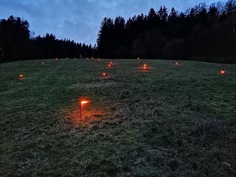 Weil man vor Ort das Motiv nicht erkennen kann, wurden die Helfer per Fernrohr dirigiert.