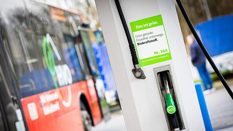 Klimafreundlicher Sprit.jpeg - Dieser Bus der Bahn tankt bereits den neuen Biokraftstoff HVO. Nun soll er auch für Autofahrer kommen. Klimafreundlicher Sprit.jpeg - Dieser Bus der Bahn tankt bereits den neuen Biokraftstoff HVO. Nun soll er auch für Autofahrer kommen.